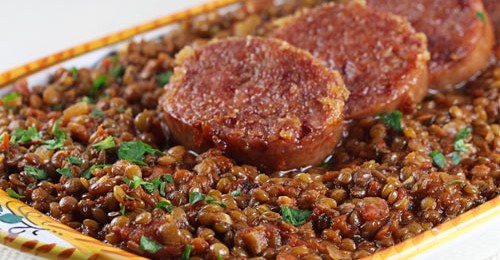 Come cucinare il cotechino, con lenticchie o senza