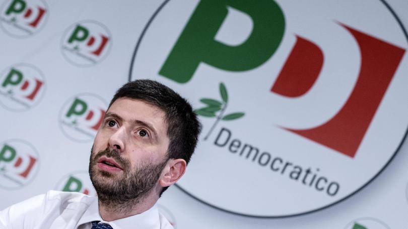 Minoranza Pd contro Renzi, “così sfascia il partito e ci spinge a votare No”