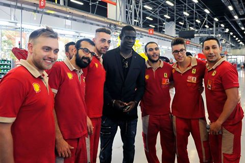 Mario Balotelli visita la Ferrari: “Milan in confusione, in Nazionale quando sarò al top”