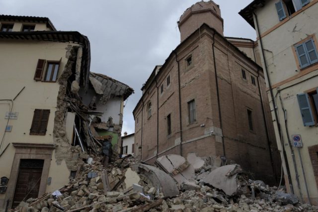 Il presidente Mattarella tra i terremotati, “tornerà tutto come prima” [VIDEO]