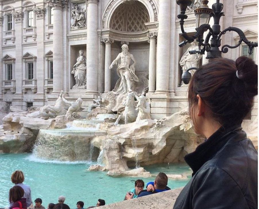 Roma, il business abusivo della foto ricordo: “Sorridi, sono 15 euro”