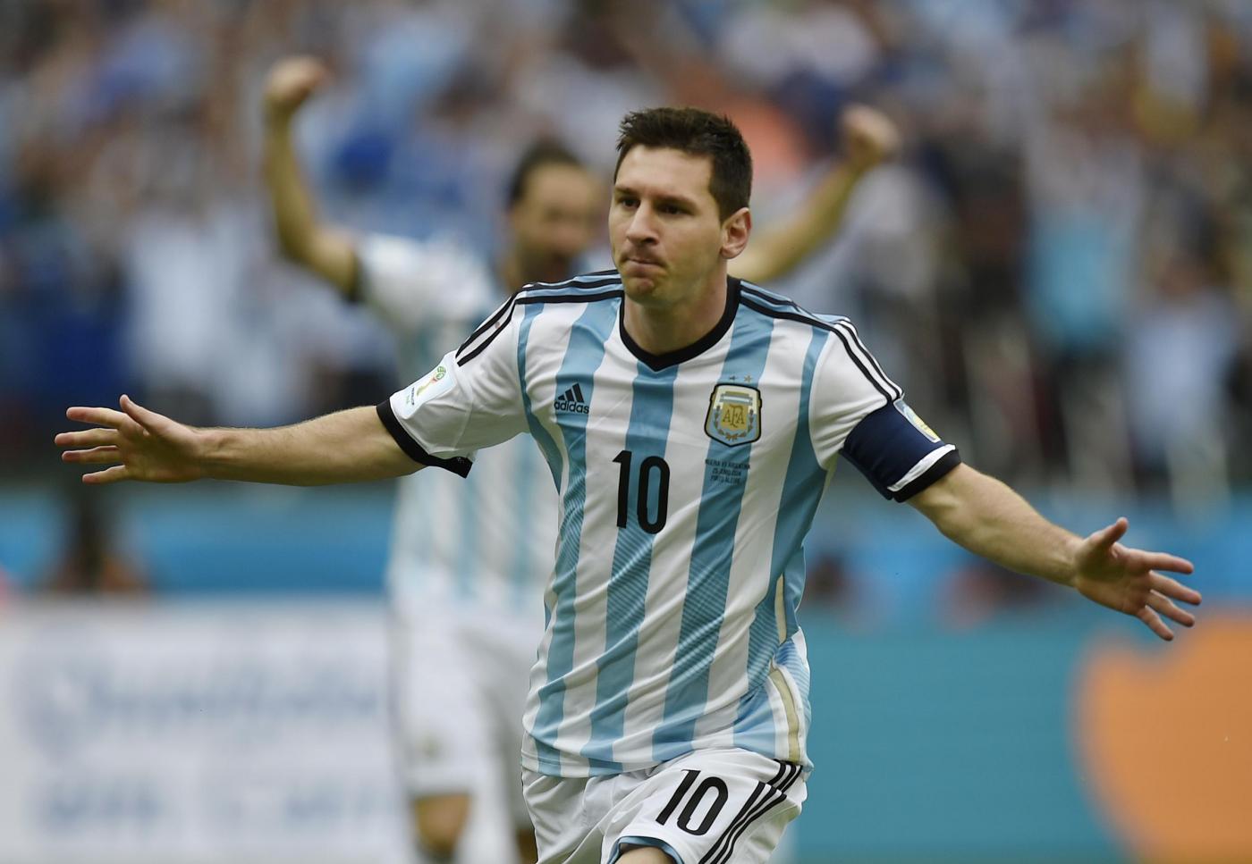 Calcio, Argentina: “Ecco perché toglierei la fascia di capitano a Messi”
