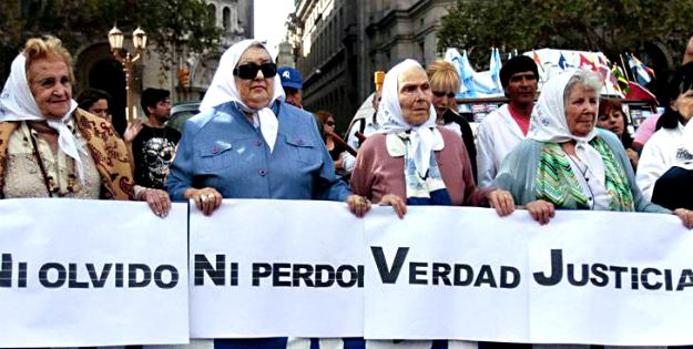 Buenos Aires, le madri di Plaza de Mayo in marcia per 27 ore