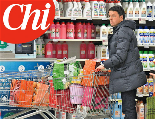 Matteo Renzi ‘casalingo’, l’ex premier fa la spesa al supermercato