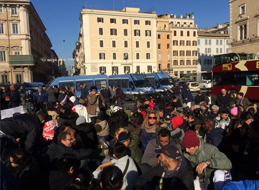 Roma, protesta Movimenti per la casa: Renzi vattene