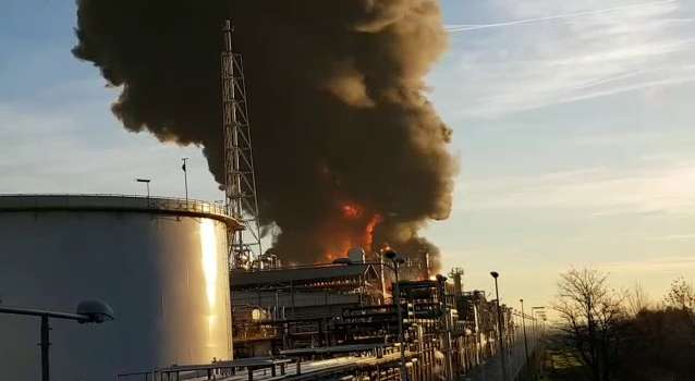 Esplode raffineria, danni ingenti e un intossicato [FOTO e VIDEO]