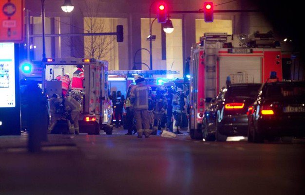 Camion sulla folla nel centro di Berlino, almeno 9 morti e 50 feriti [FOTO e VIDEO]