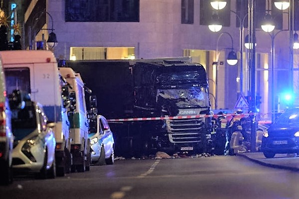 Camion sulla folla nel centro di Berlino, almeno 9 morti e 50 feriti [FOTO e VIDEO]