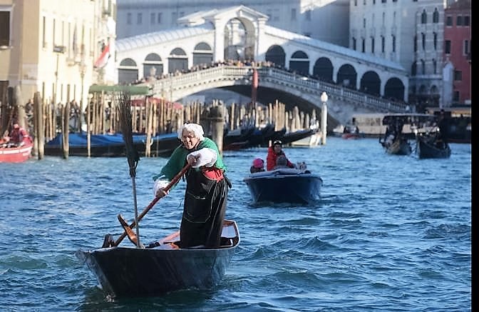Venezia, ecco la regata delle befane lungo il Canal Grande [FOTO]