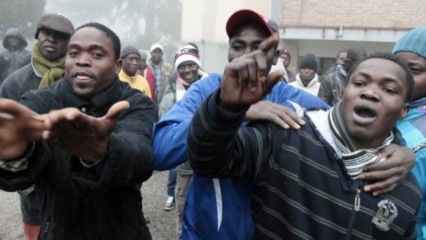 Muore donna ivoriana, immigrati in rivolta nel centro di accoglienza