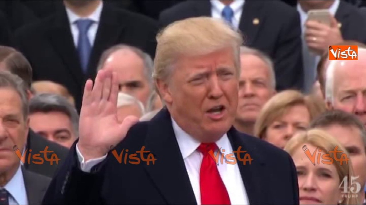 Donald Trump giura da presidente, “potere al popolo” [VIDEO]