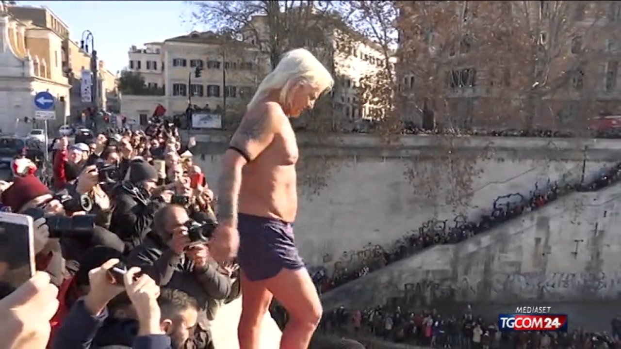 Mister Ok e il suo tuffo nel Tevere [VIDEO], “lì sotto c’era un macello”