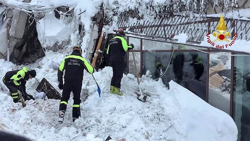 Tragedia hotel Rigopiano: 9 salvati, 5 cadaveri, 23 dispersi [VIDEO]