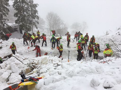 Tragedia hotel Rigopiano, 7 le vittime. Procura apre inchiesta [FOTO e VIDEO]
