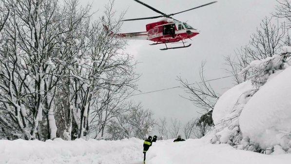 Hotel spazzato via da una valanga di neve, estratta prima vittima