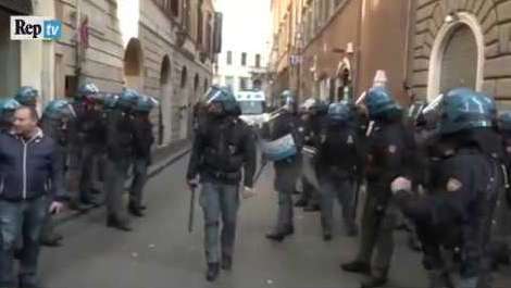Tassisti mettono Roma a ferro e fuoco [VIDEO], interviene Virginia Raggi