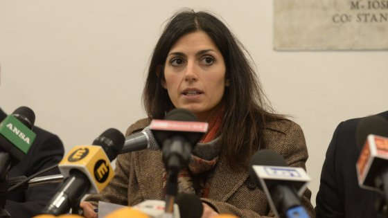 “Virginia Raggi è una bambolina, altri tirano i fili”