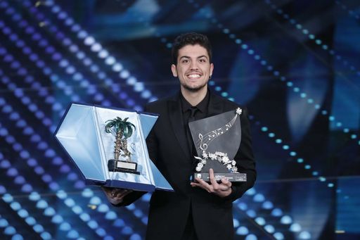 Sanremo, Lele vince tra i giovani. Stasera finalissima big