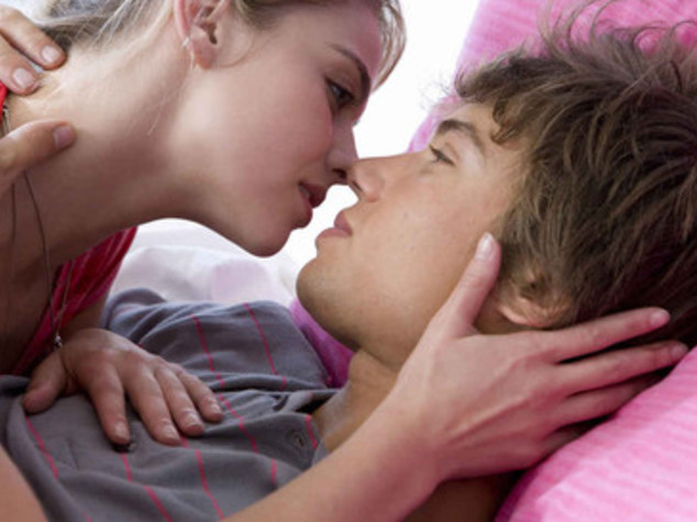 Sesso, per i giovani italiani primo rapporto a 17 anni