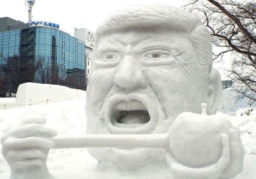 Giappone, grande statua ghiaccio di Trump al Festival della neve