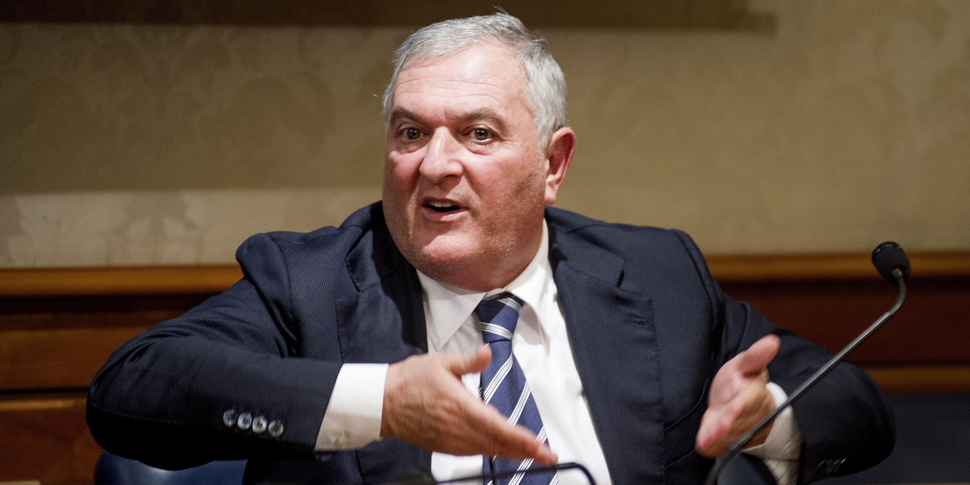 L’eleganza di D’Anna (Ala), “Emiliano è un faccia da culo”