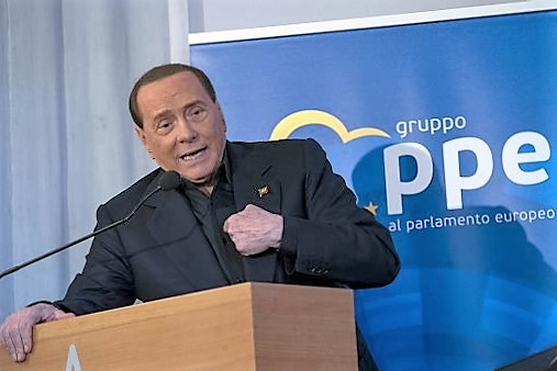 Congresso Ppe a Malta, Berlusconi protagonista: “Tutti contenti di sapermi in campo”