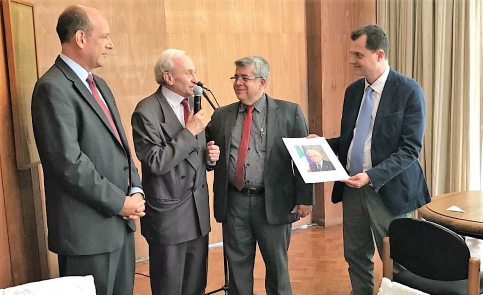 Brasile, Fabio Porta consegna a Circolo Italiano di San Paolo foto ufficiale Mattarella