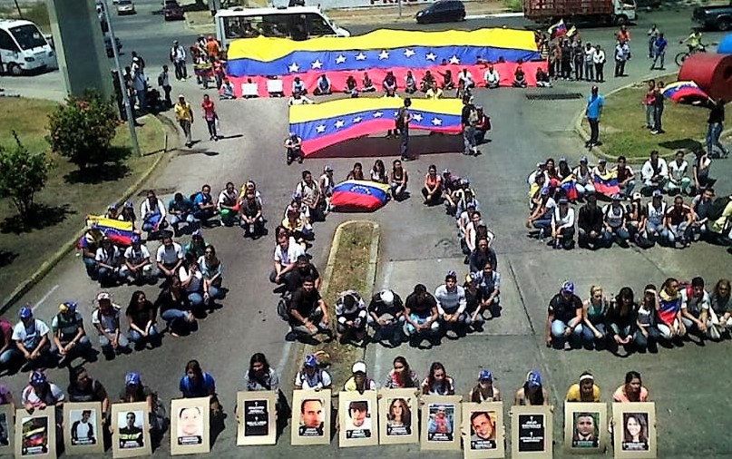 Violenza senza fine in Venezuela, deputati dell’opposizione presi a calci e bastonate