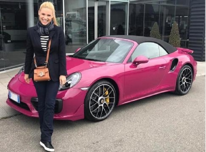 Michelle Hunziker compie 40 anni, suo marito le regala una Porsche fuxia