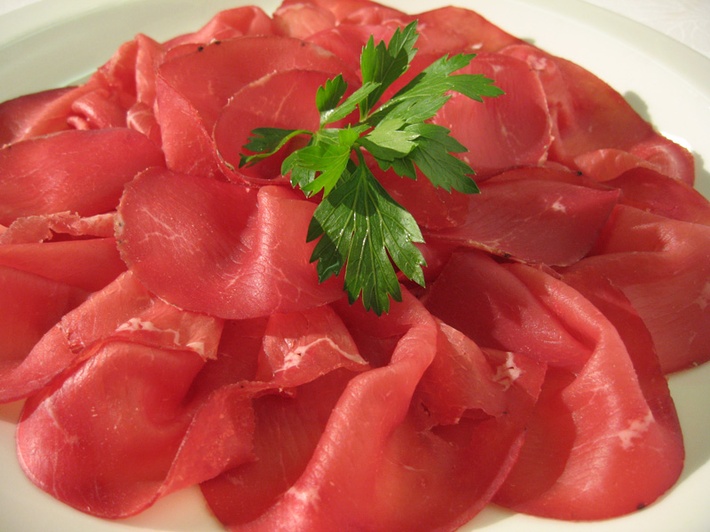 Come mangiare la bresaola? Meglio al naturale, no al limone e sì al burro