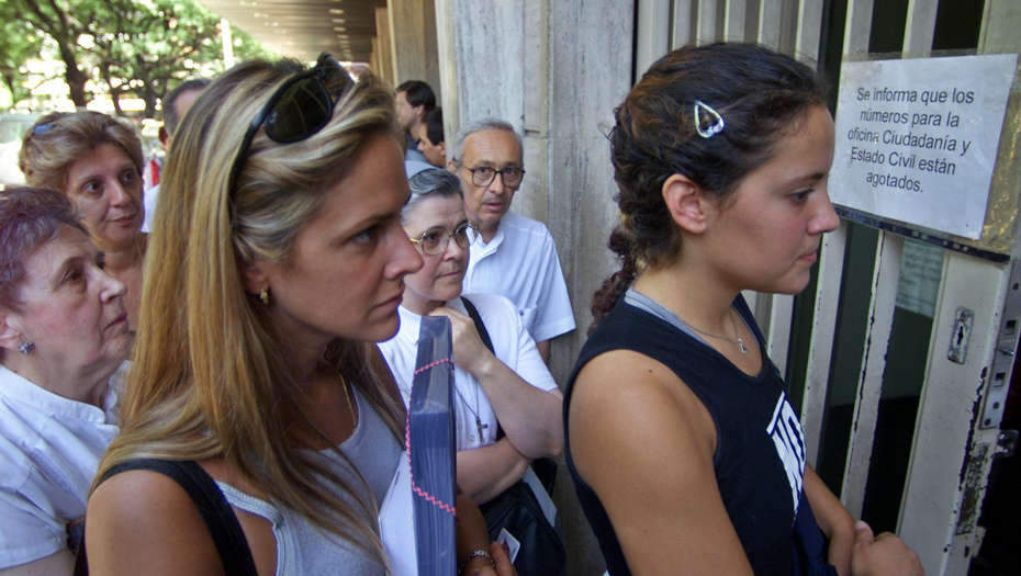 Servizi consolari inefficienti, gli italiani all’estero protestano in tutta l’America Latina