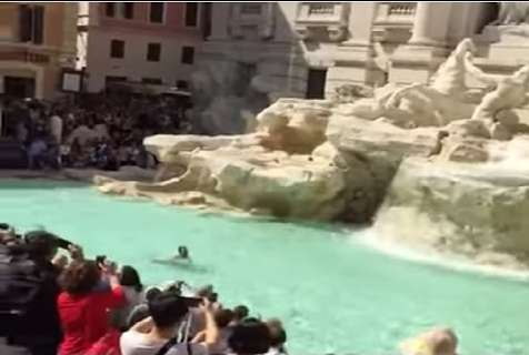 Fa il bagno nudo nella fontana di Trevi a Roma [VIDEO], multato giovane italiano