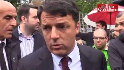 Pd, Renzi palleggia e canta “Ricominciamo”: ecco il VIDEO da non perdere!