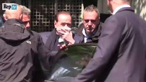 Berlusconi cade e si ferisce a un labbro [VIDEO]