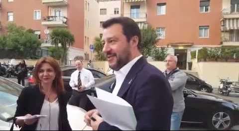Salvini, stretta di mano mancata con Renzi: “Gli avrei chiesto quando ci fa votare” [VIDEO]