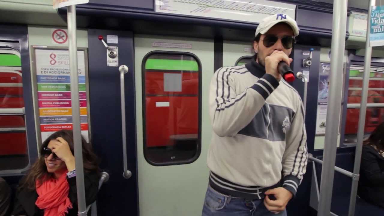 Roma, ecco Metroman: l’artista di strada che sta facendo impazzire i romani [VIDEO]