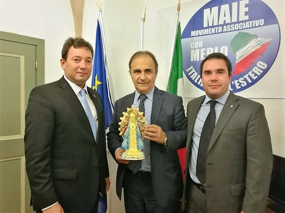 A Ricardo Merlo la statua della Vergine di Luján benedetta da Papa Francesco