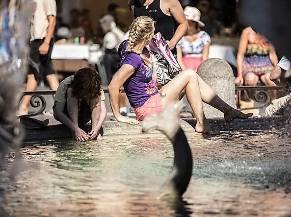 Turisti maleducati a Roma, Colosseo e fontana di Trevi maltrattati [VIDEO]