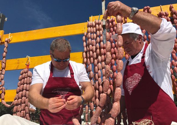 A Norcia il “Salsiccia day”, dopo il terremoto voglia di reagire