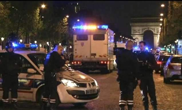 Parigi colpita al cuore, spari contro agenti di polizia: uno muore, due feriti [VIDEO]