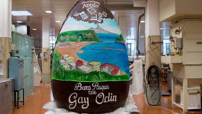 Napoli l’uovo di cioccolata da 300 chili di Gay Odin