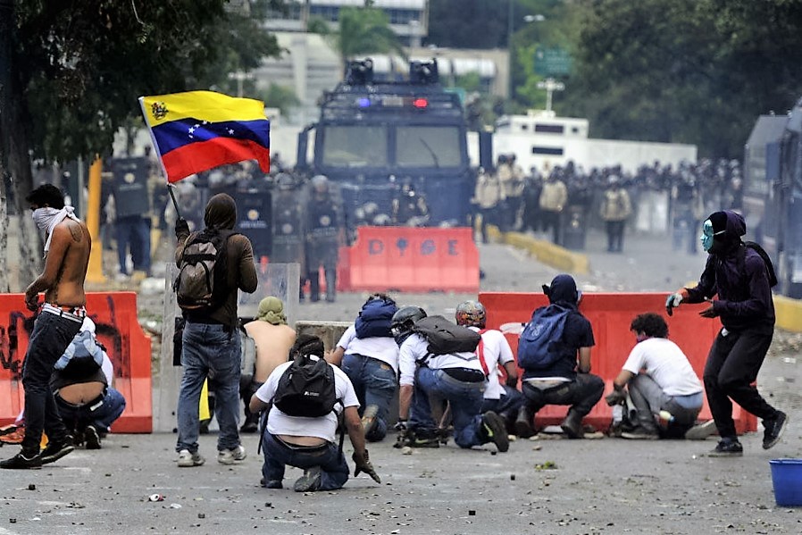 Venezuela, continua la protesta di piazza. Uccisi uno studente e un sacerdote