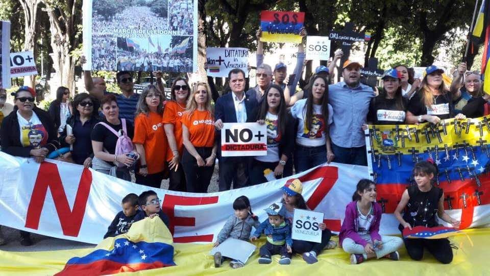 Fabio Porta (Pd) in piazza a Roma per il Venezuela, “siamo con voi!”