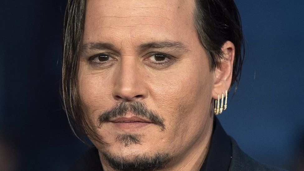 Torna la farfallina di Belen, Johnny Depp spende 2 milioni di dollari al mese