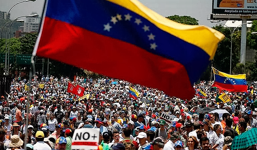 #SOSVenezuela, in marcia di notte contro il dittatore Maduro [VIDEO]