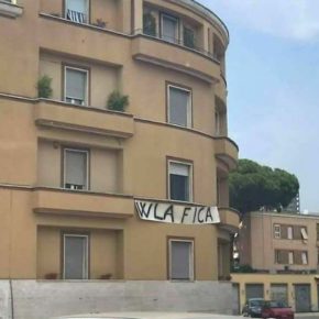 Lo striscione “W LA F**A” a Latina durante il Gay Pride? Bene intervento dei carabinieri”