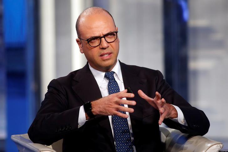 Governo, Alfano: “Ho sbagliato con Renzi”. Replica Pd, “pensi solo alla poltrona”