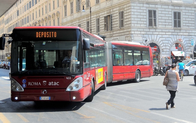 Atac, Santori (Fdi): “Caldo asfissiante sui bus, ma Raggi in video tranquillizzava su aria condizionata…”
