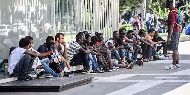 Due extracomunitari si prendono a bottigliate in testa nel cuore di Milano