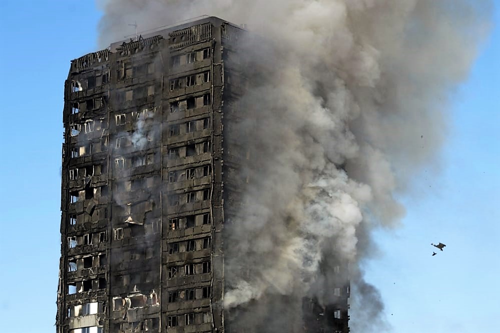 Londra, dopo l’incendio al Grenfell Tower si contano le vittime. Persa la speranza per i due fidanzati italiani